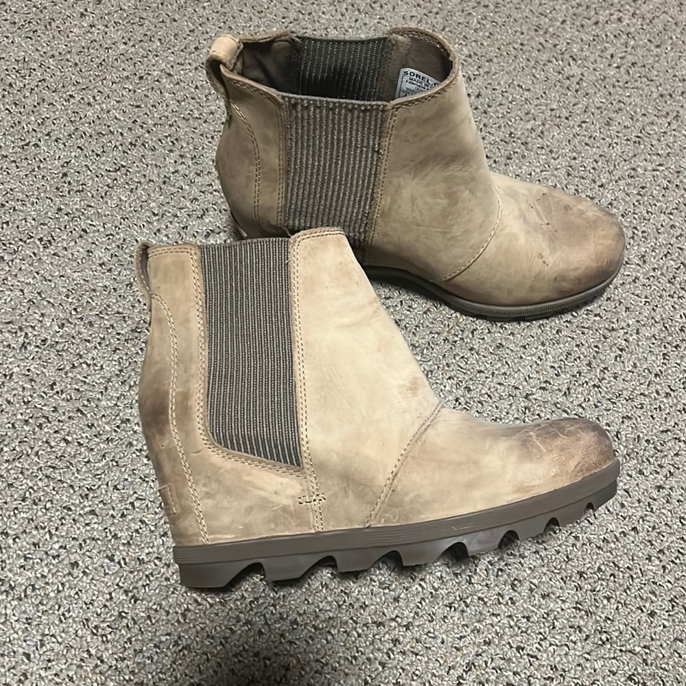 Like new Joan Of Arctic wedge in the color Khaki.